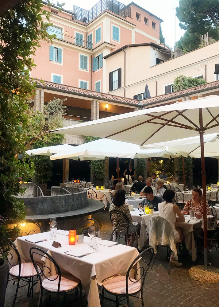 eat outside in Rome 